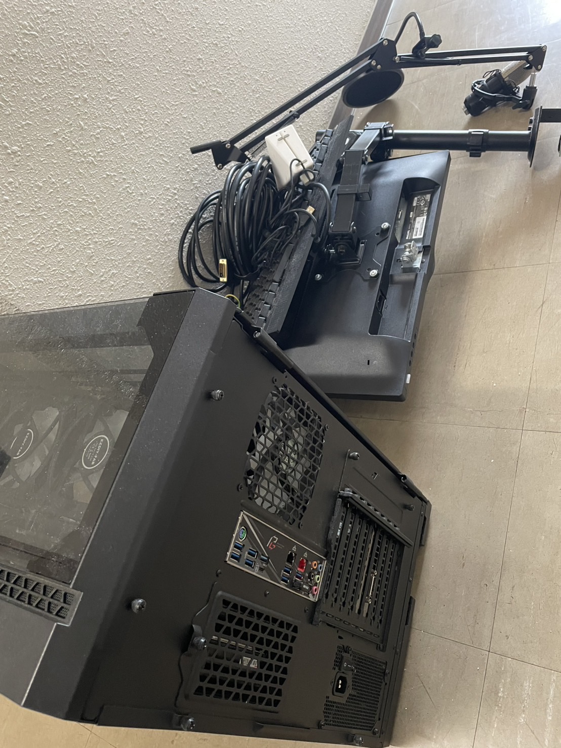 札幌市にてデスクトップPC・ディスプレイ・モニターアーム一式を無料